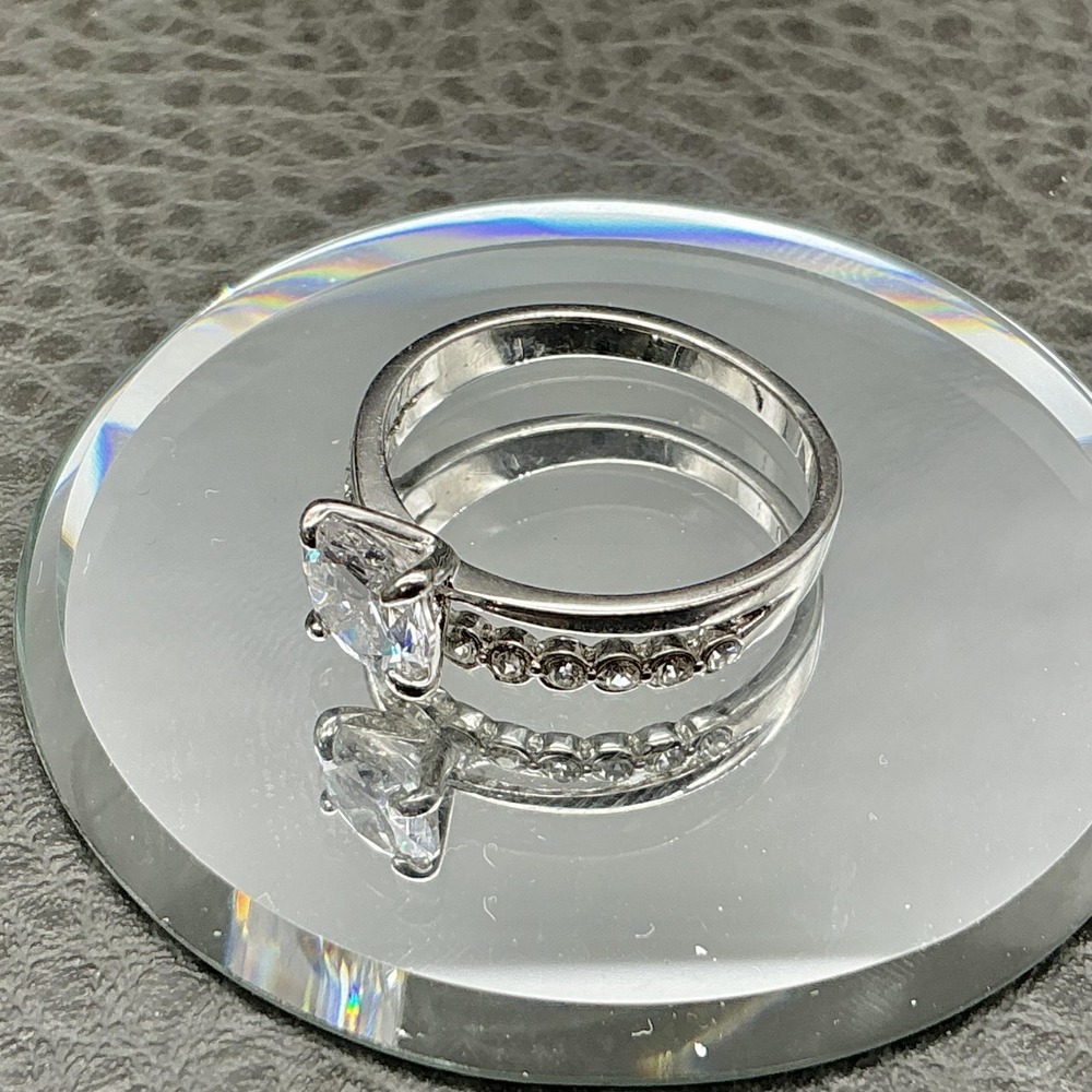 Ring Size 8‎ Silver Tone Clear Round Stone Accent Band Cocktail Womens Ring